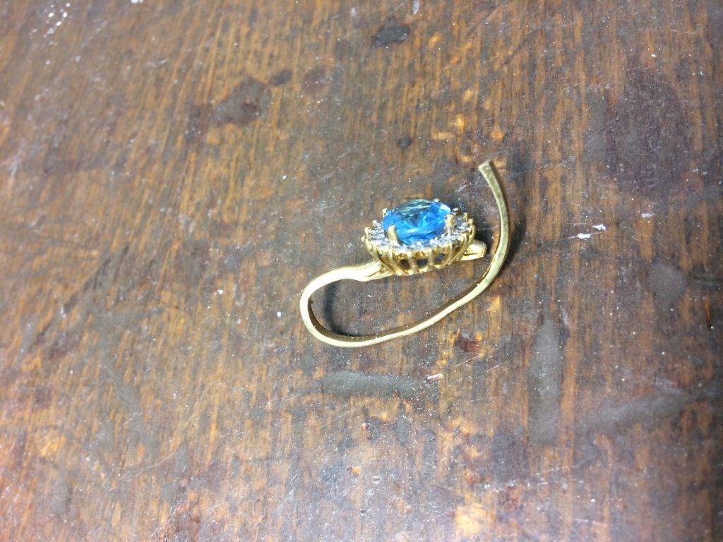 Ring mit gebogener Ringschiene