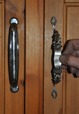 Möbelgriff aus einer silbernen Zuckerzange