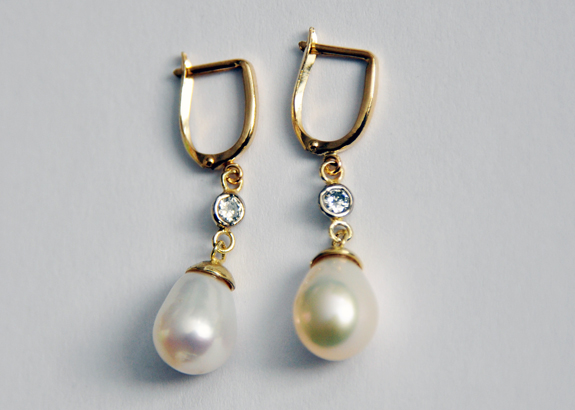 Ohrsschmuck in verschiedenen Varianten 12 Ohrringe mit Brillanten und Perlen