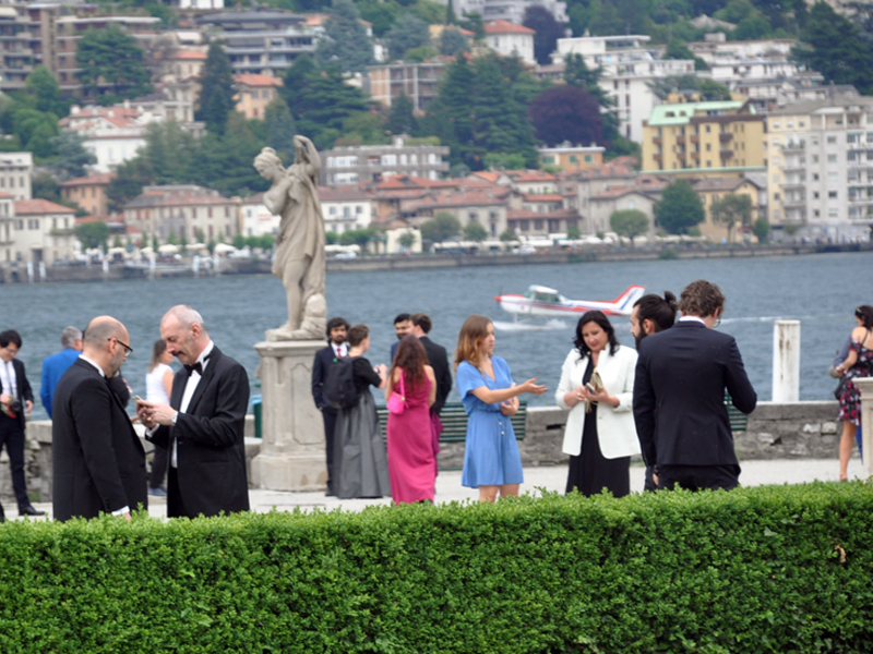 Blick von der Villa Olmo zum See. Mit Statue und Wasserflugzeug