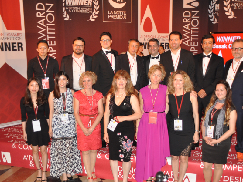 Gruppenfoto der A'Design Award Gold GewinnerInnen