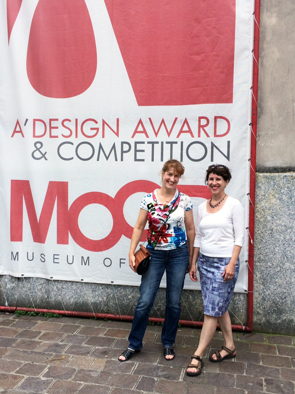 Mit Beate Schellhas vor dem Museum