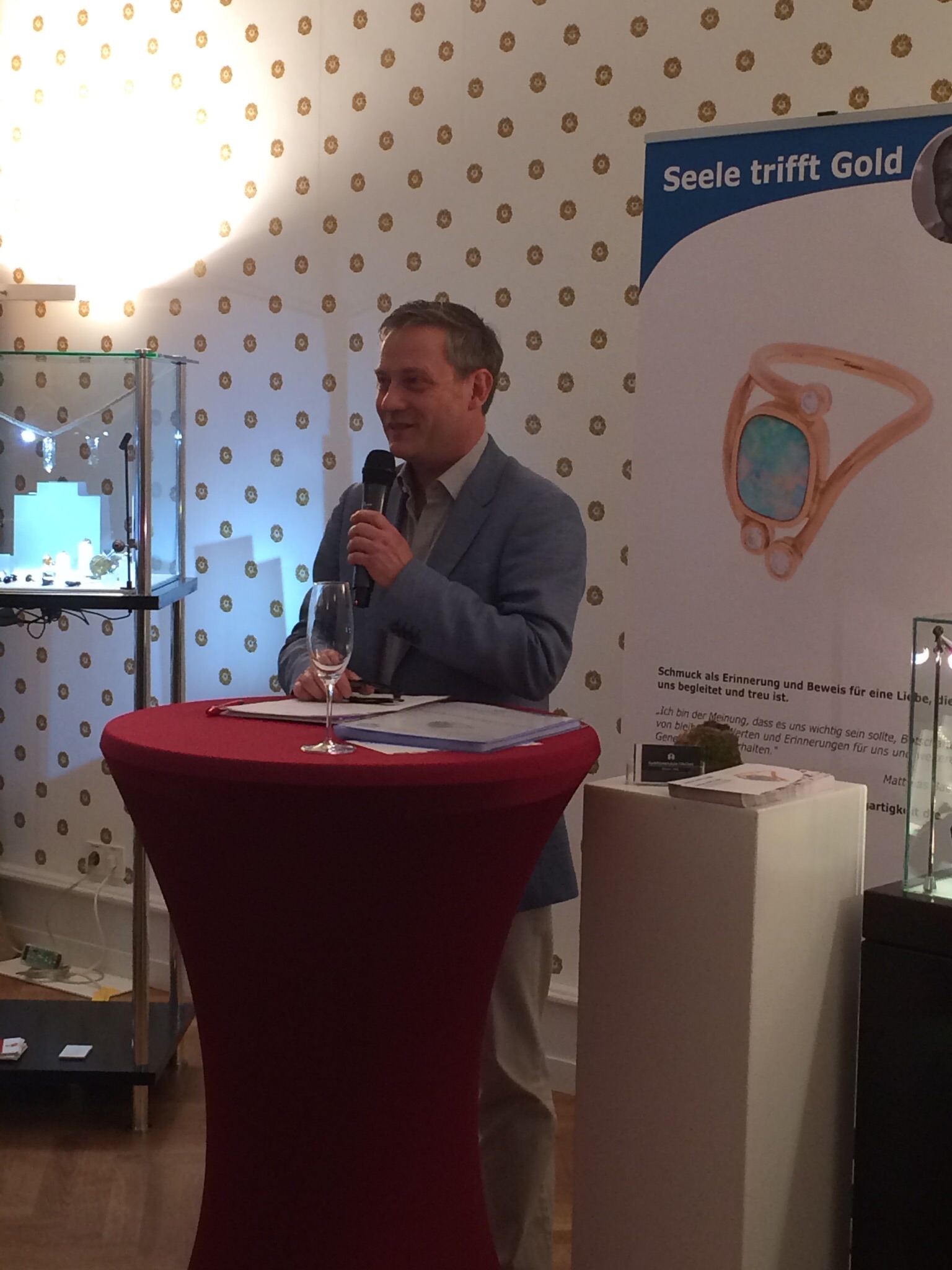 Obermeister Michael Jahr eröffnet die Ausstellung feierlich