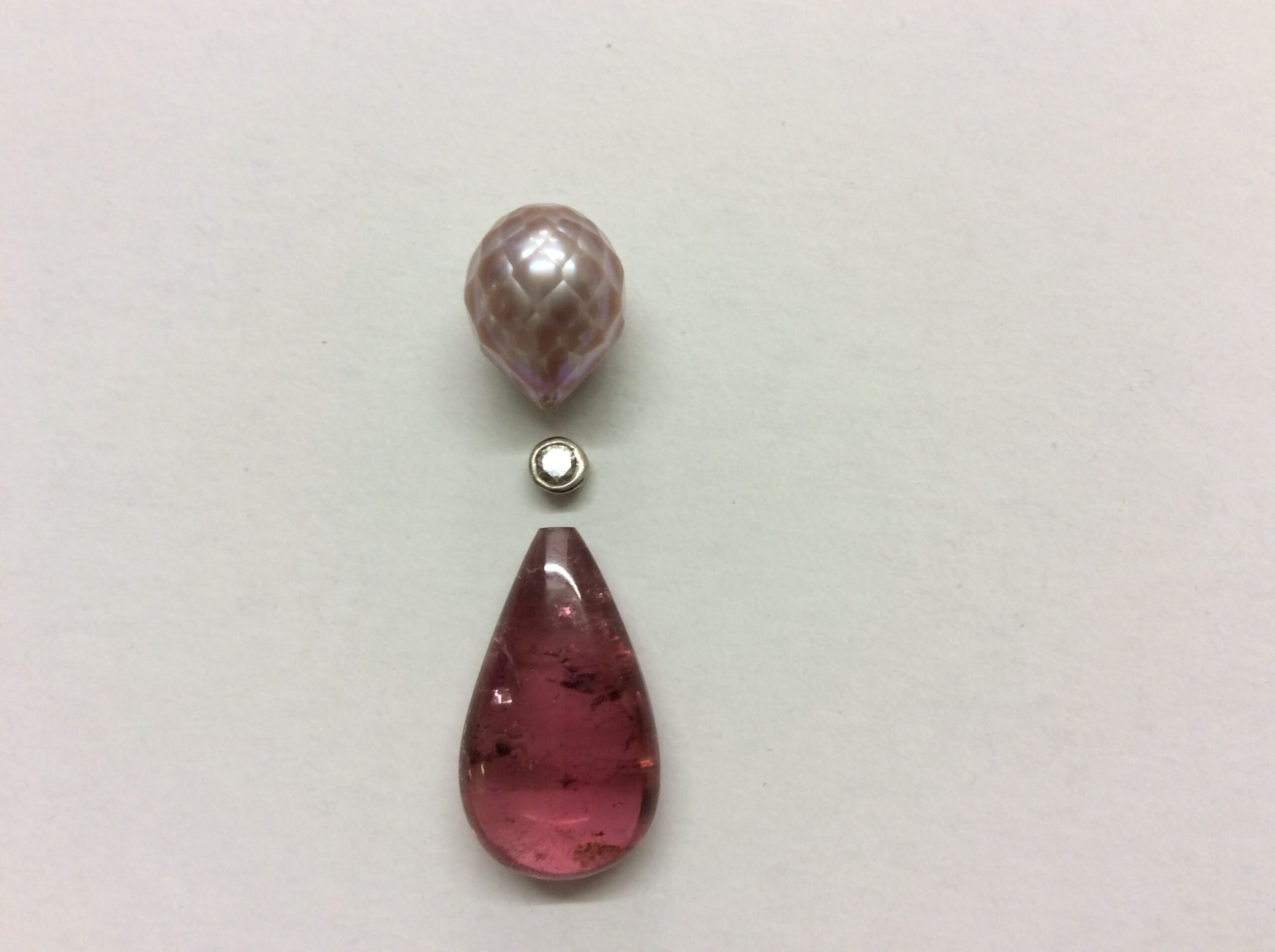 Facettierte Perle mit Turmalintropfen und Brillant