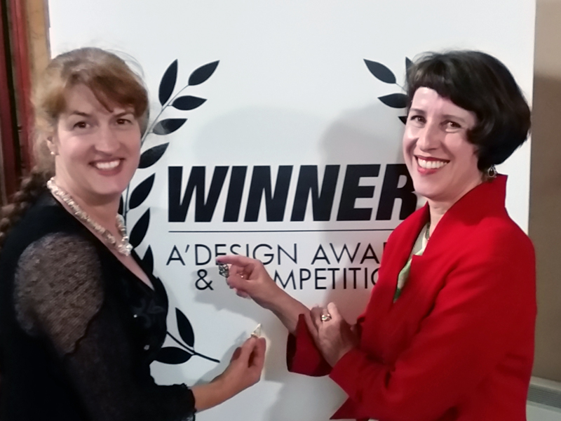 Britta Schalm A'Design Award in Gold mit Beate Schellhas