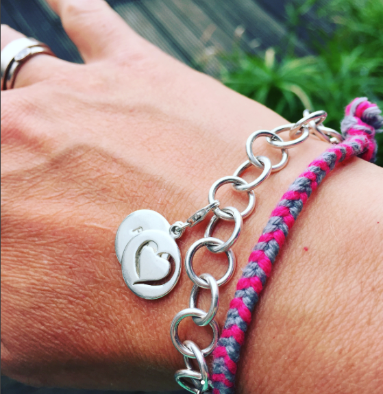 1000 Follower auf Instagram – seid ihr dabei? 3 Glückskind-Anhänger, fotografiert von der Gewinnerin von Instagram