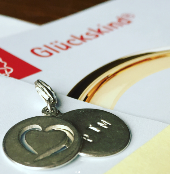 1000 Follower auf Instagram – seid ihr dabei? 2 Glückskind-Anhänger, fotografiert von der Gewinnerin von Instagram