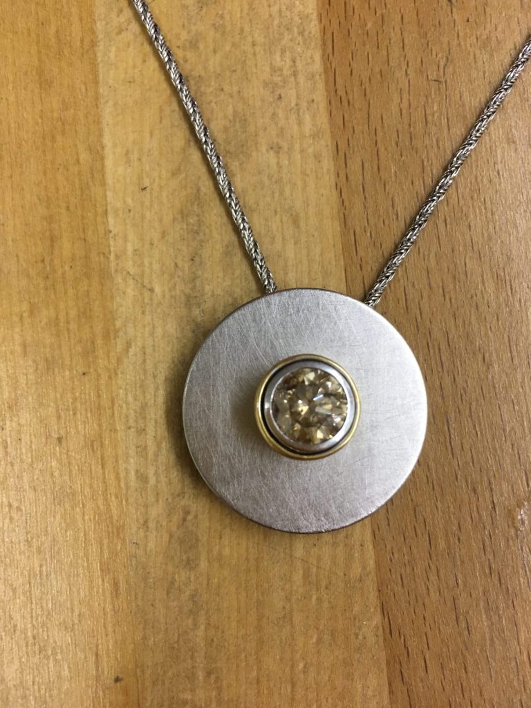 Champagnerfarbener Brillant als Anhänger 4 Ein champagnerfarbener Brillant als Anhänger