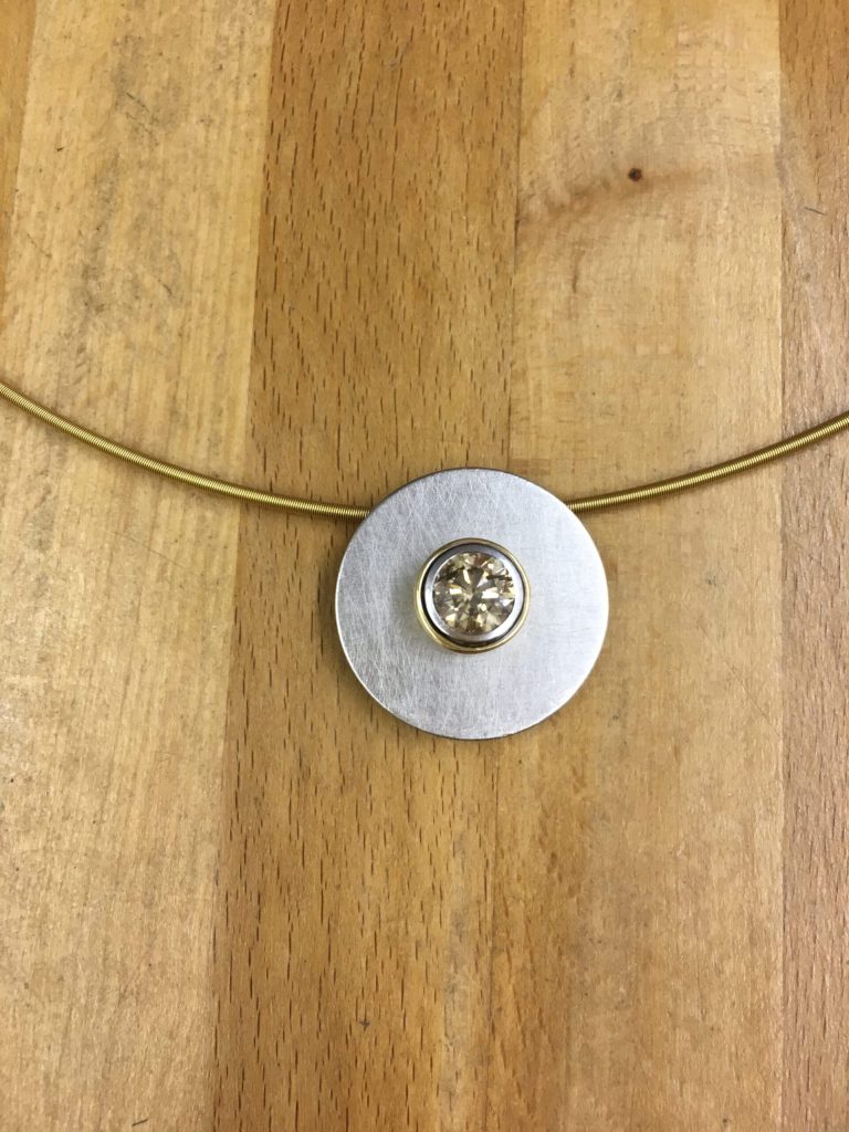 Champagnerfarbene Diamanten (Kleine Diamantkunde Teil 3) 4 Ein champagnerfarbener Brillant als Anhänger