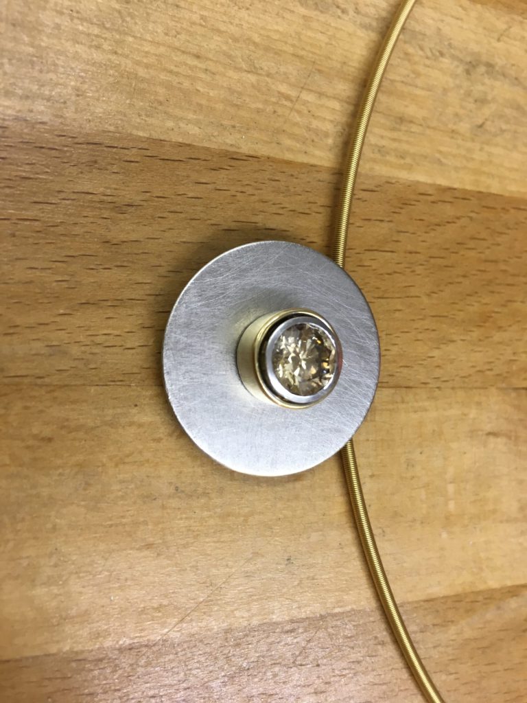 Champagnerfarbener Brillant als Anhänger 2 Ein champagnerfarbener Brillant als Anhänger