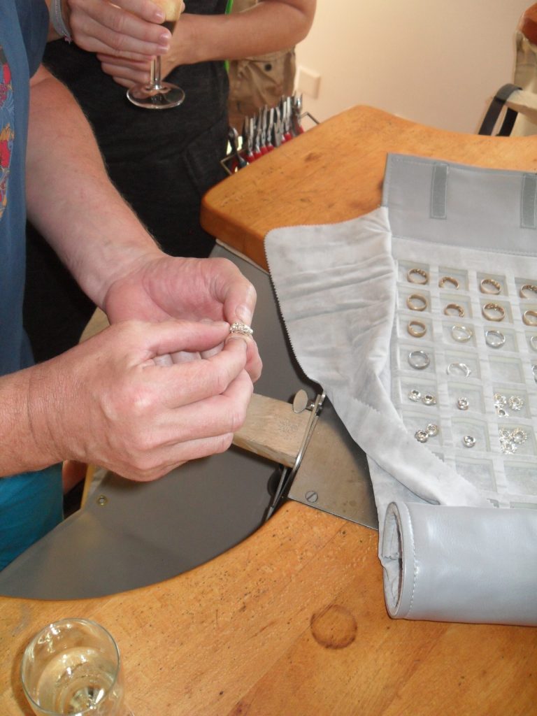 Überwältigende Eröffnung 6 Die Glückskind Ringe werden anprobiert