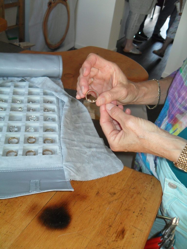 Überwältigende Eröffnung 5 Die Glückskind Ringe werden anprobiert