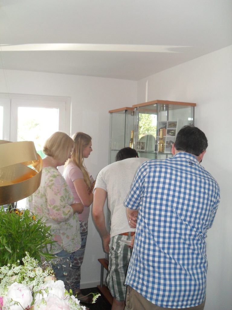 Überwältigende Eröffnung 2 Besucherandrang