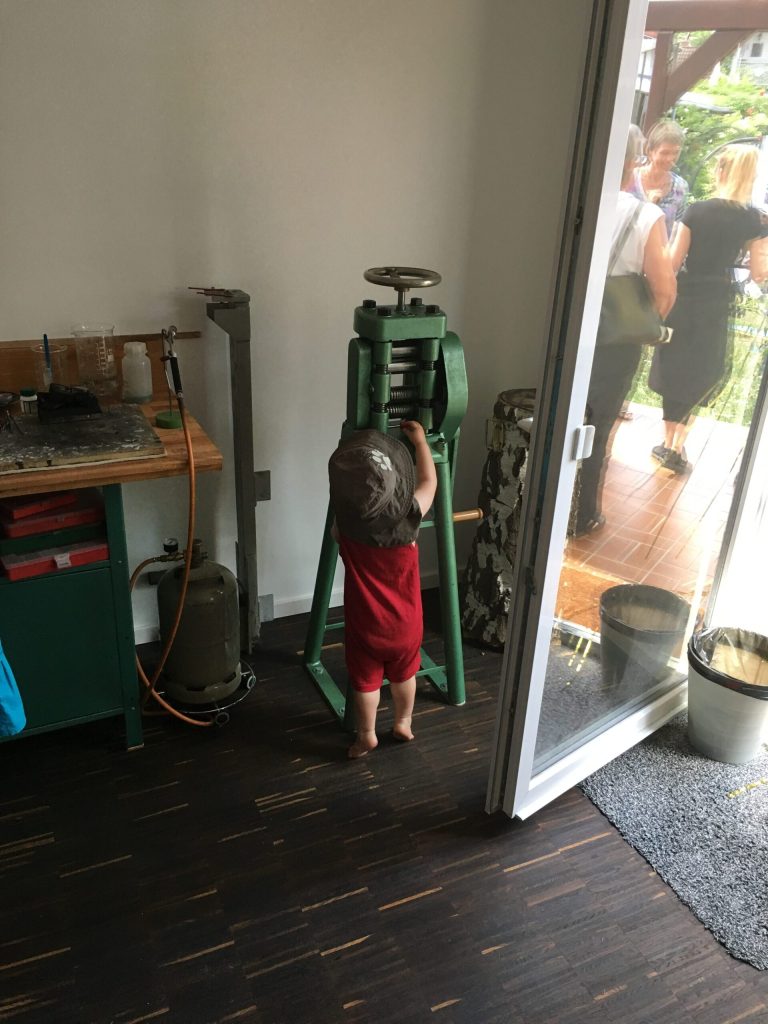 Überwältigende Eröffnung 15 Ein Baby erkundet die Walze