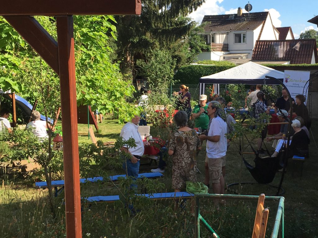 Überwältigende Eröffnung 16 Blick in den Garten