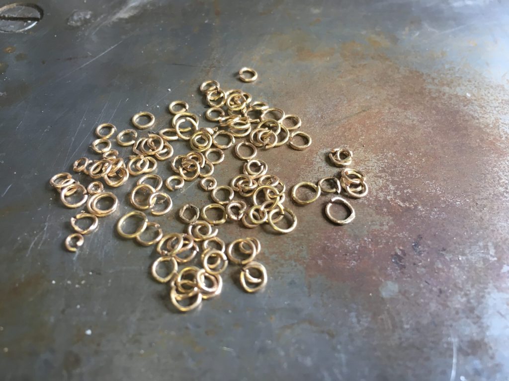 Bis wann ist es eine Brosche - ab wann ist es ein Anhänger? Upcycling 7 jede Menge Ösen