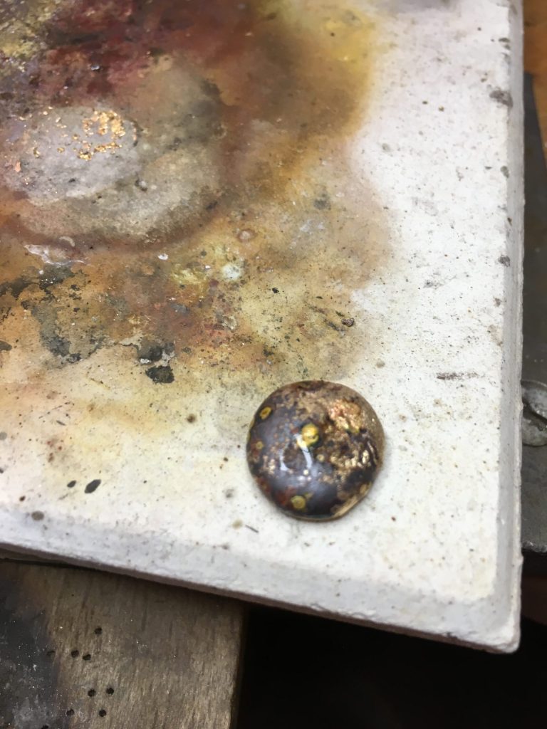 Bis wann ist es eine Brosche - ab wann ist es ein Anhänger? Upcycling 9 zur Kugel geschmolzen