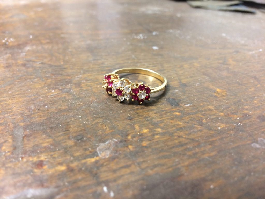 Ring zu Ohrsteckern 2 Ring mit roten und weissen Steinen