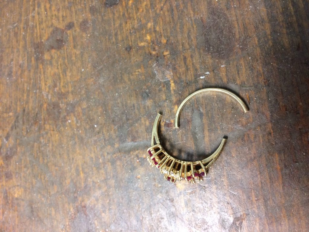 Ring zu Ohrsteckern 3 Der aufgesägte Ring