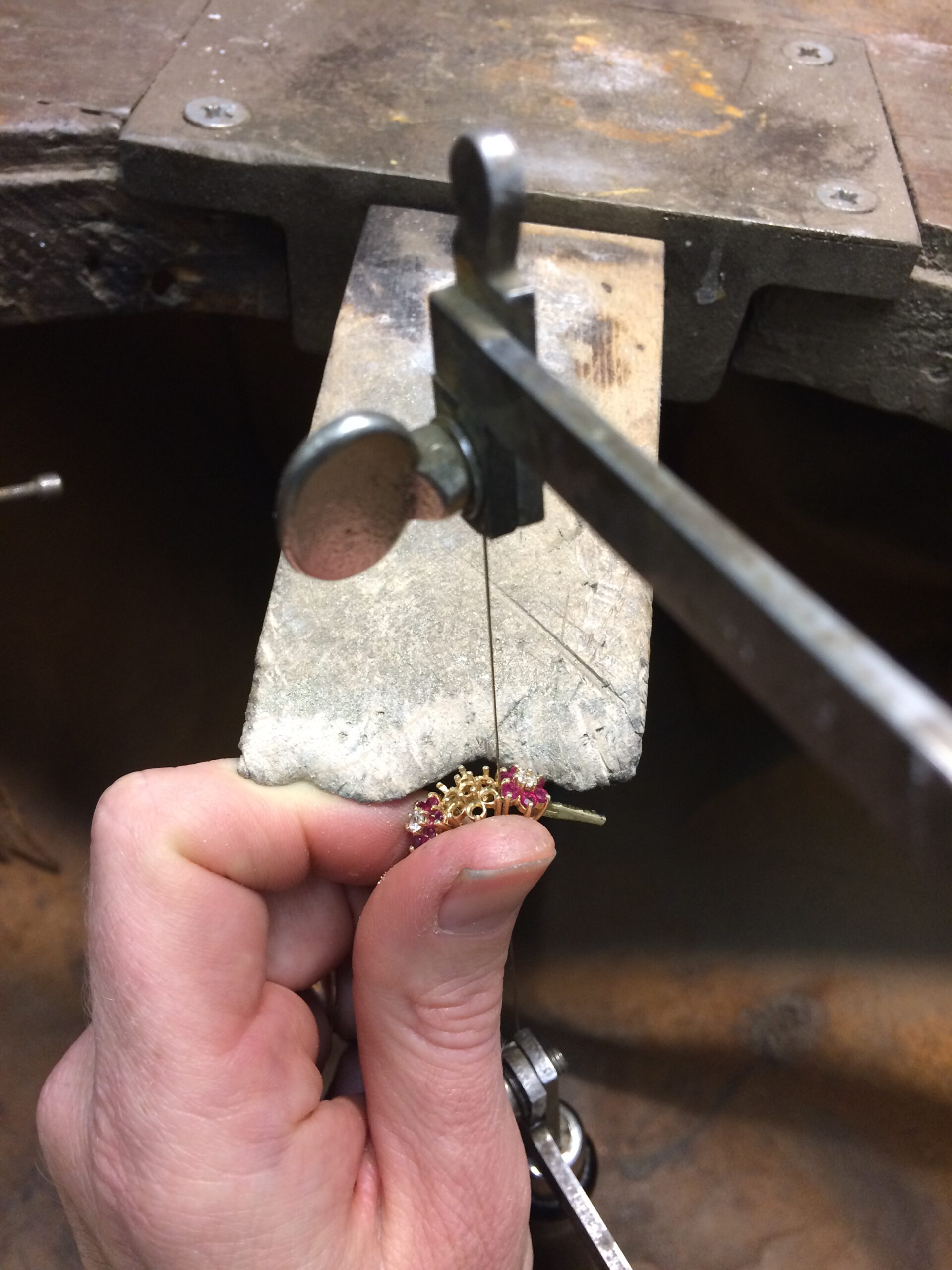 Ring zu Ohrsteckern 1 Aufsägen des Ringes