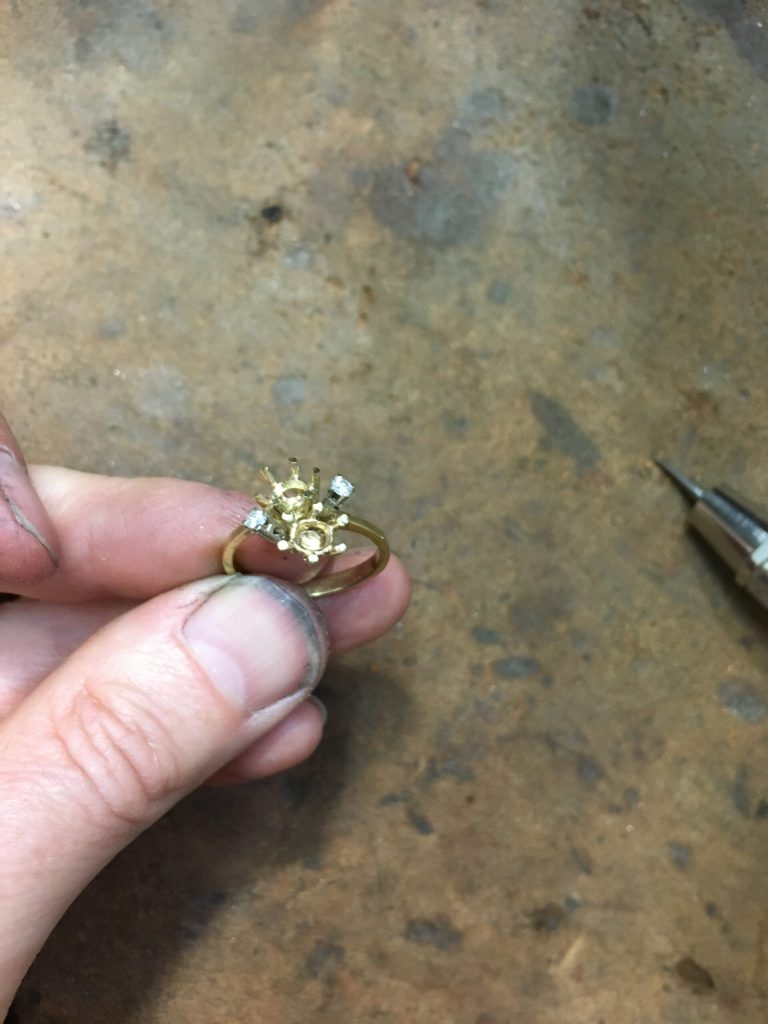 Rubinring mit Brillanten 2 Die Ringschiene mit den beiden Brillanten