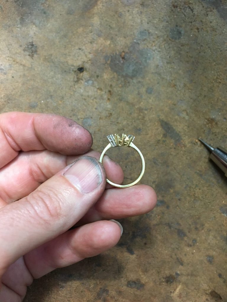 Rubinring mit Brillanten 3 Die Ringschiene von der Seite