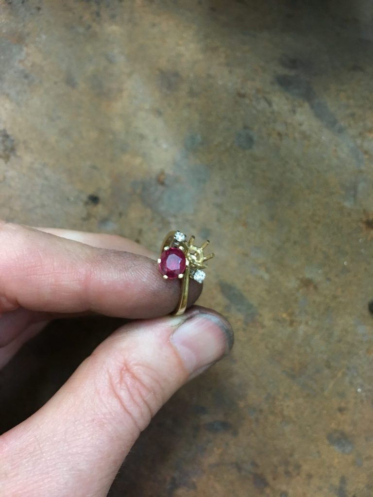 Rubinring mit Brillanten 4 Der erste Rubin ist eingefasst