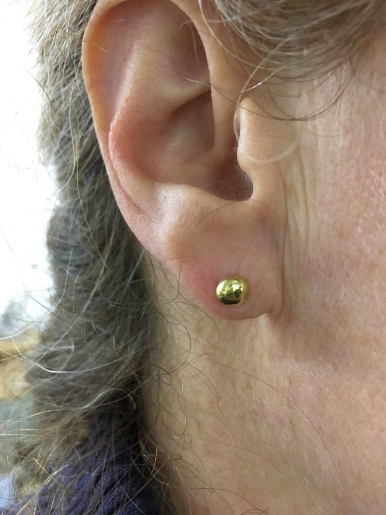 Ohrsschmuck in verschiedenen Varianten 24 Ohrstecker aus Altgold