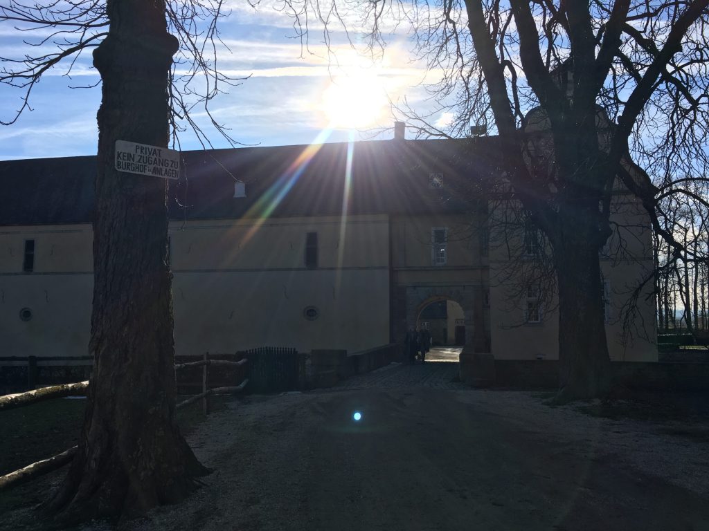 Upcycling für's Fernsehen - Hallo Schatz! 21 Zufahrt zur Burg Adendorf