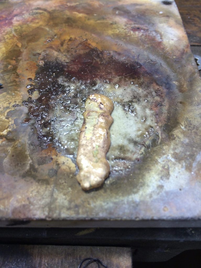 Trauringe teilweise oder komplett aus vorhandenem Gold 12 geschmolzenes Gold