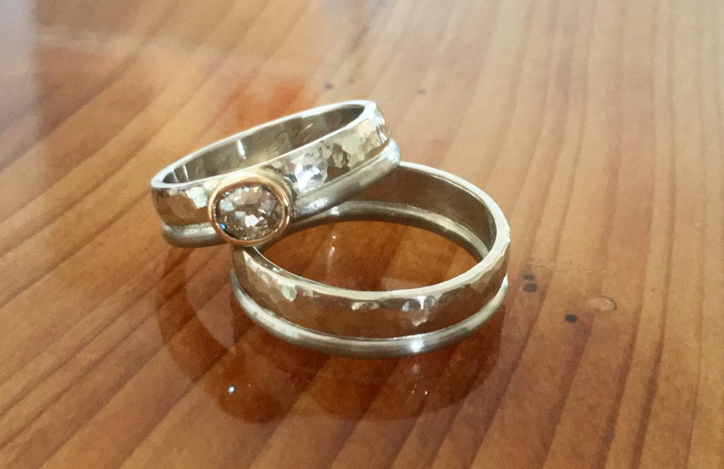 Trauringe teilweise oder komplett aus vorhandenem Gold 8 gehämmerte Ringe kombiniert mit Palladium und Altschliffdiamant