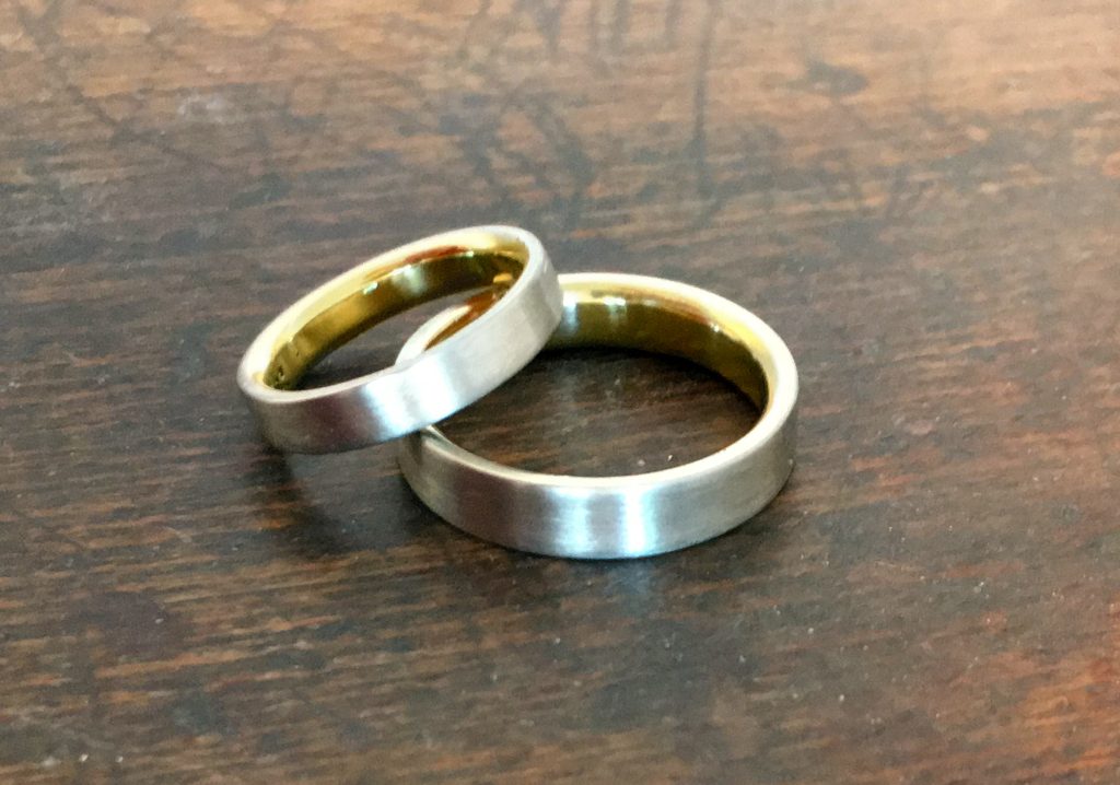 Trauringe teilweise oder komplett aus vorhandenem Gold 9 Ringe innen mit angeliefertem Gold, aussen Weißgold