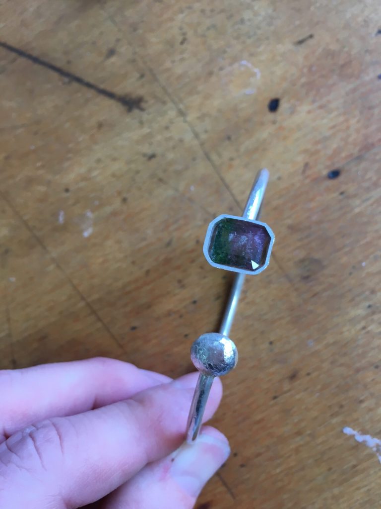 Armreif mit Wassermelonen-Turmalin 4 Der Wassermelonen-Turmalin in der Fassung