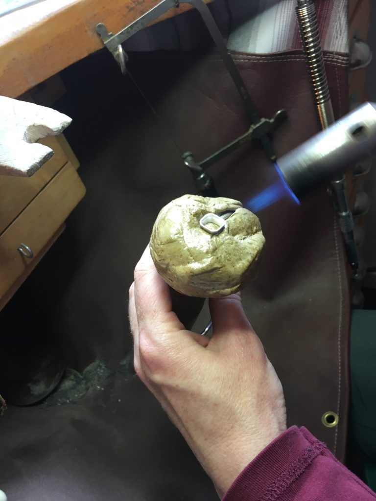 Armreif mit Wassermelonen-Turmalin 5 Die Fassung wird eingekittet