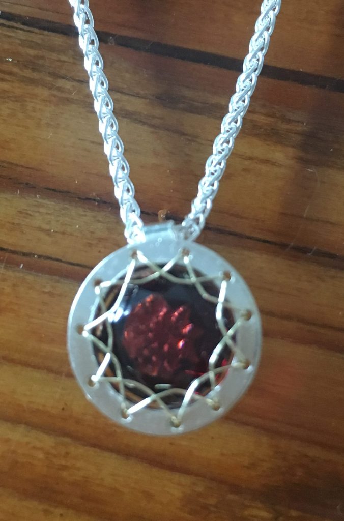 German Design Award 4 eingenaehter Granat