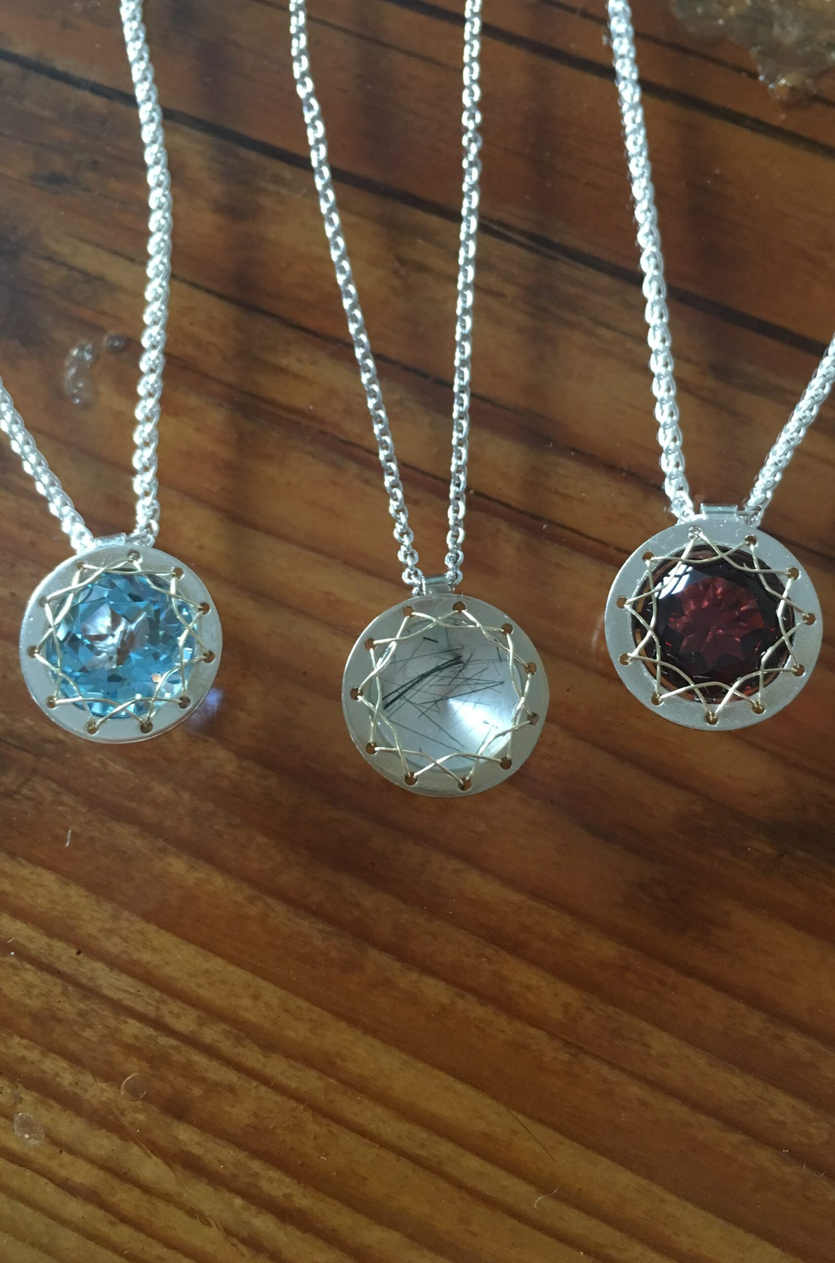 Eingenähte Edelsteine 1 Topas, Aktinolith und Topas