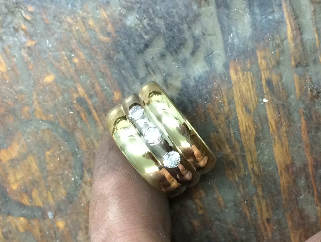 Ringe in allen Variationen 64 Witwenring mit 3 Brillanten