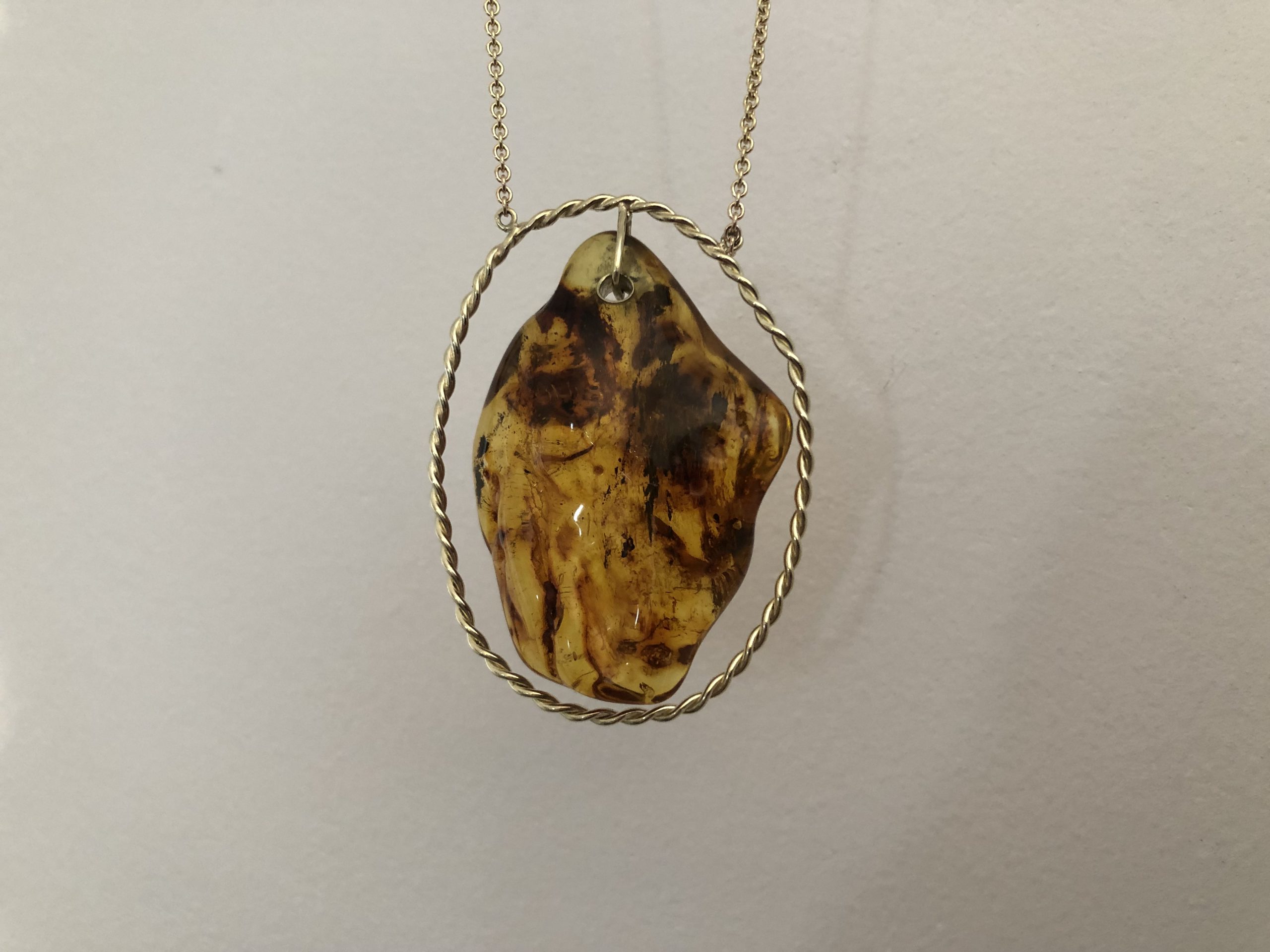 Bernstein-Amulett 1 der Bernstein im neuen Rahmen