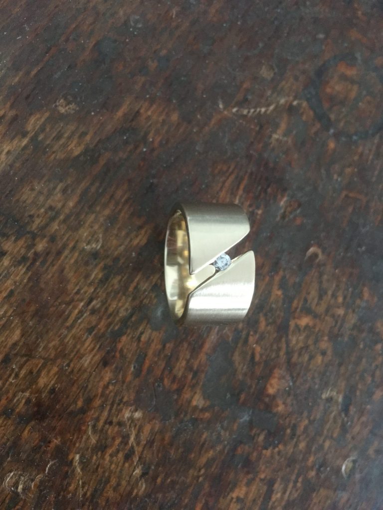 Ringe in allen Variationen 38 Spannring mit Brücke in Gold