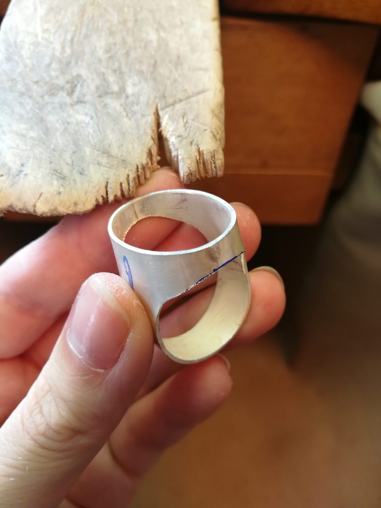 Mantelring - von Miriam 4 Abwicklung gebogen und gelötet, jetzt feilen