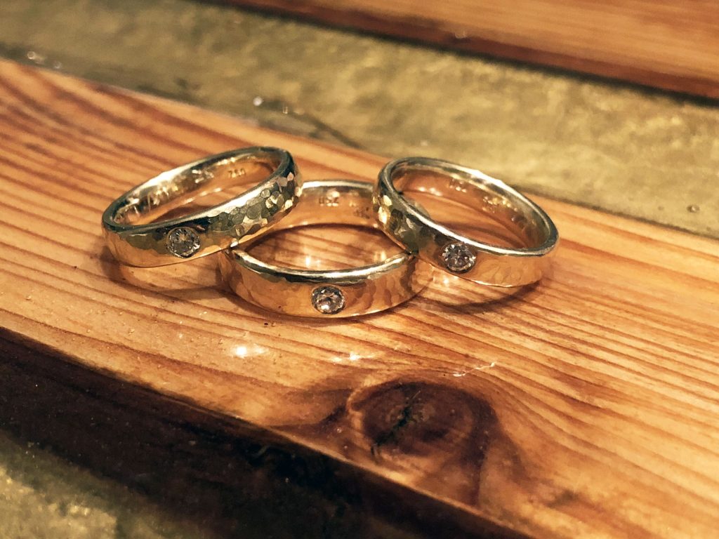 Ist das neu, oder ist das upcycling? 9 Ringe mit Brillanten