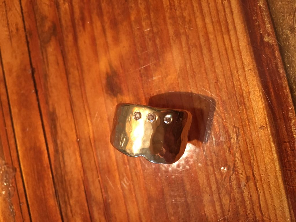 Ist das neu, oder ist das upcycling? 8 Ring mit Brillanten und Rubin