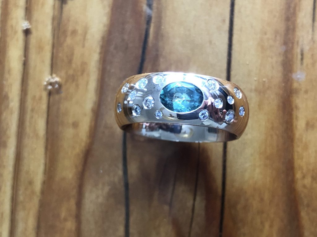 Ist das neu, oder ist das upcycling? 7 Ring mit Brillanten und grünem Turmalin