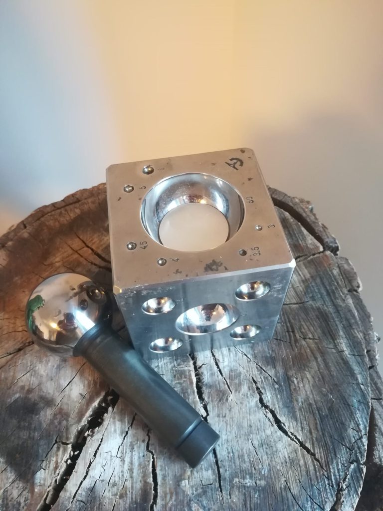 Ajour sägen - von Miriam 5 Die Ronde in der Kugelanke, daneben der Kugelpunzen