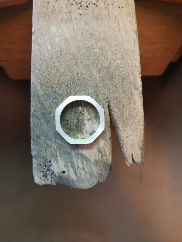 Facettenring - von Miriam 7 Ring von der Seite