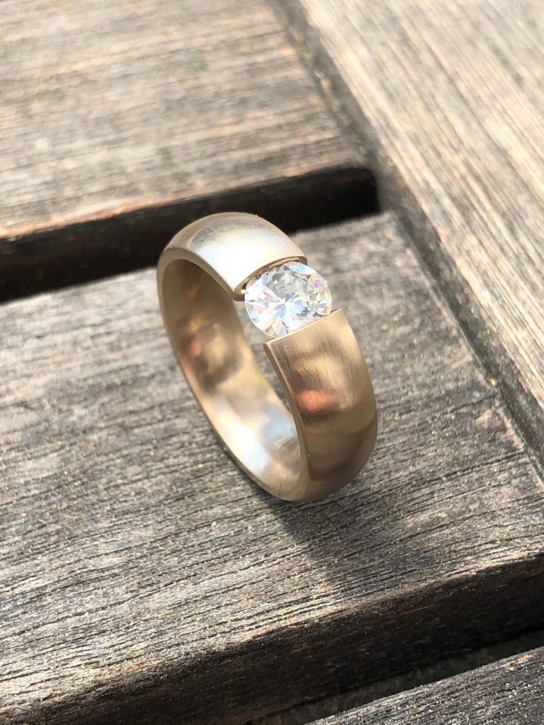 Ringe in allen Variationen 42 Spannring mit weißem Brillant