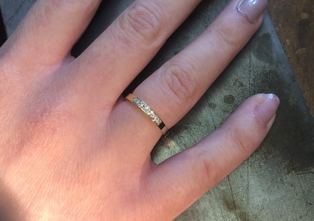 Der Klassiker - Brillantringe 10 Memoire-Ring an der Hand