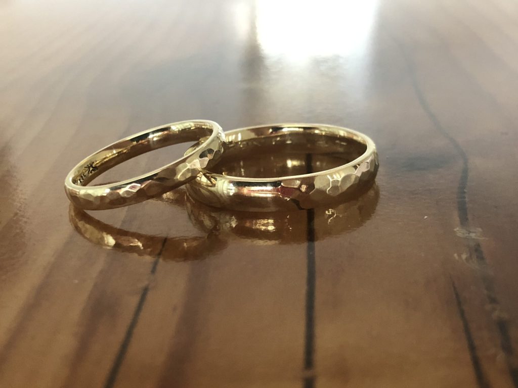 Trauringe ganz nach Wunsch 4 eine Seite Hammerschlag