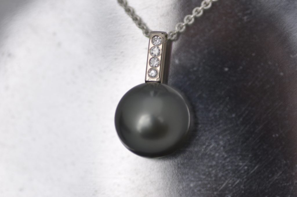 Koralle, Elfenbein, Bernstein 2 Tahiti Zuchtperle mit Brillanten