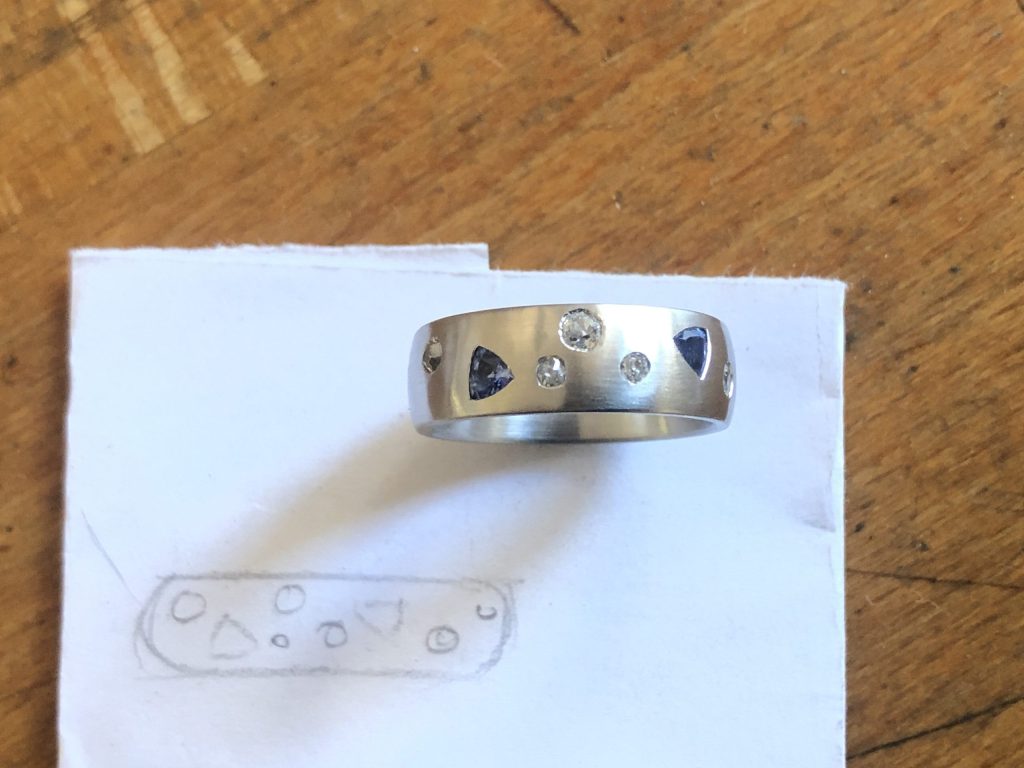 Champagnerfarbene Diamanten (Kleine Diamantkunde Teil 3) 11 Skizze und Ring mit Safir und Diamant-Rosen